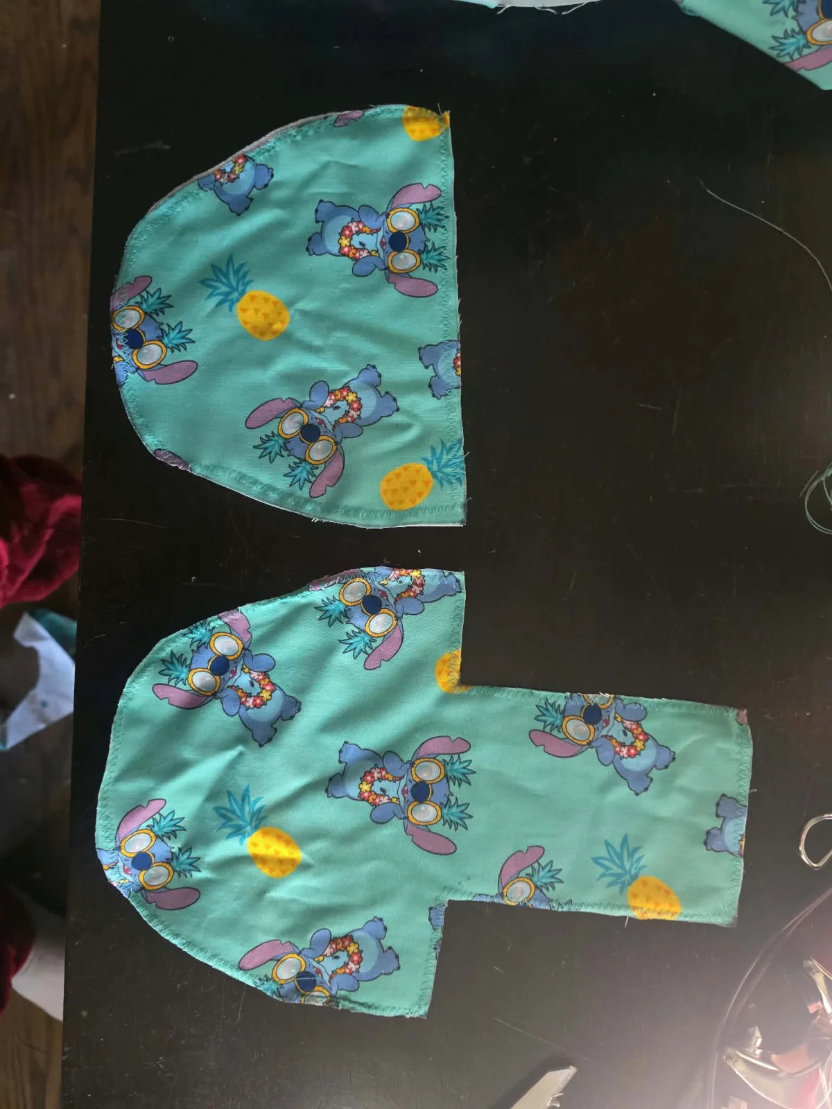 Pièces de tissu taillées pour une couche